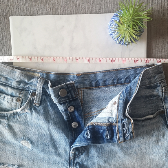 Levi's 501 Shorts - Picture 4 of 5
